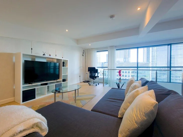 Flat South Quay Square in Greater London