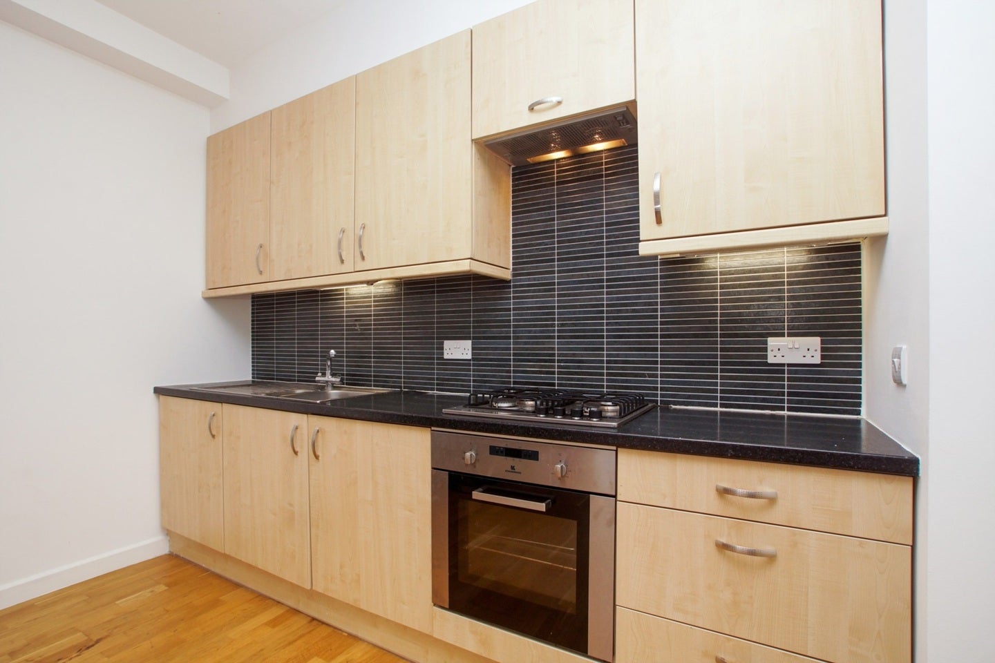 Flat Pathfield Road in Greater London