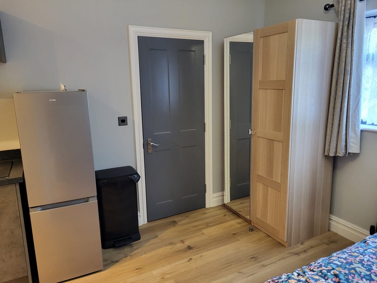 Room Warren Road in Greater London