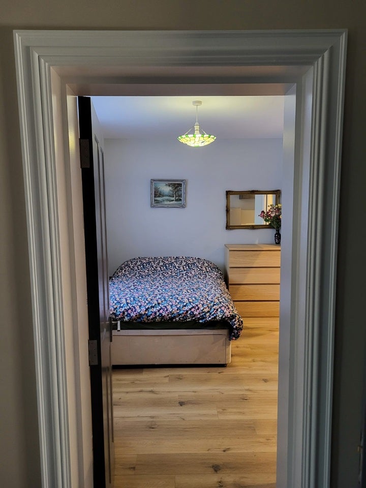 Room Warren Road in Greater London