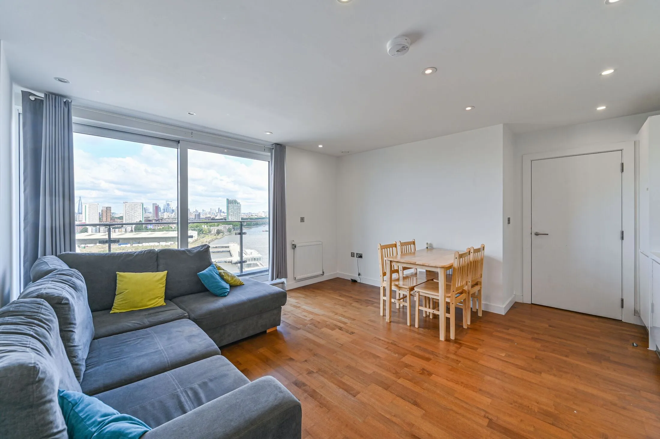 Flat Wharf Street in Greater London