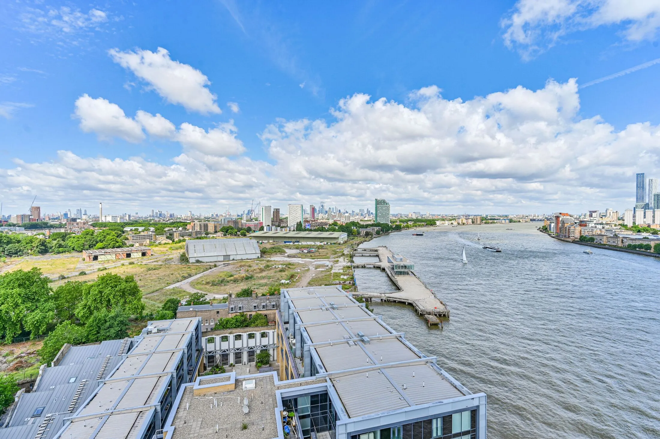 Flat Wharf Street in Greater London