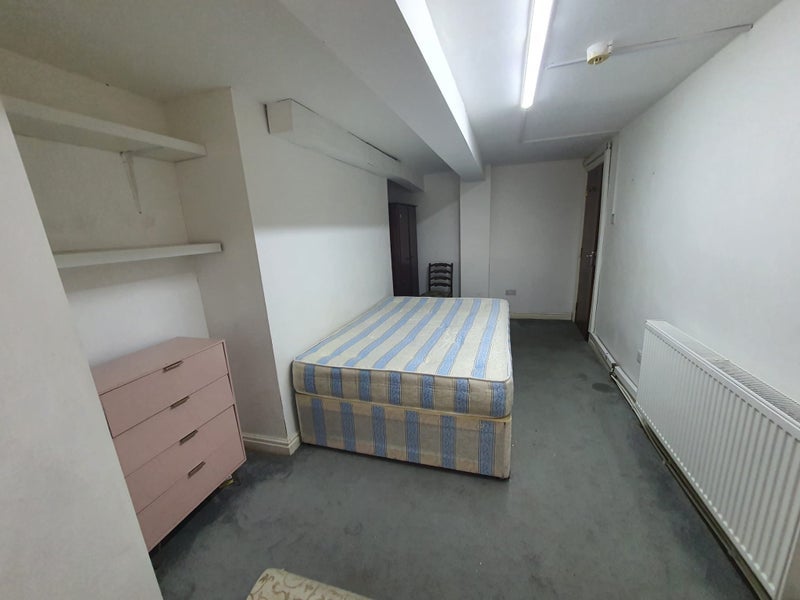 Room Easby Road in Bradford