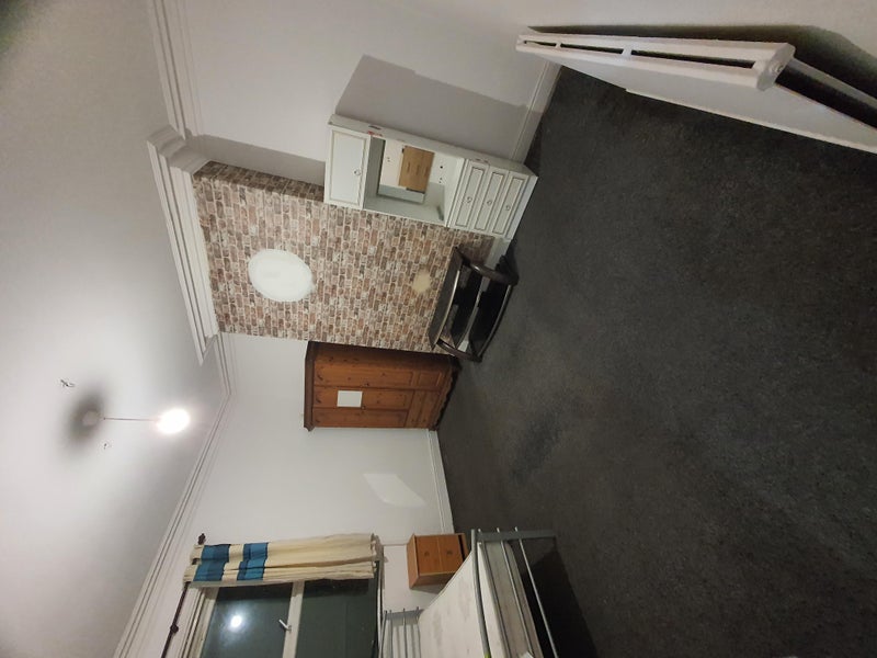 Room Easby Road in Bradford