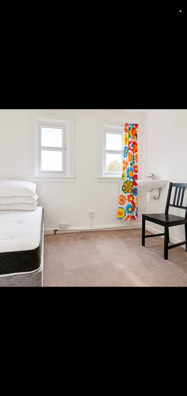 Room Easby Road in Bradford