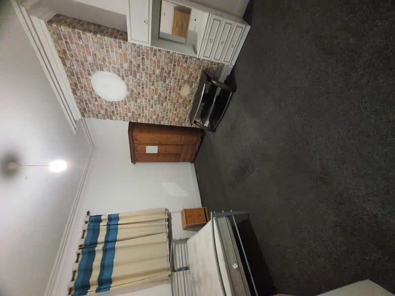 Room Easby Road in Bradford
