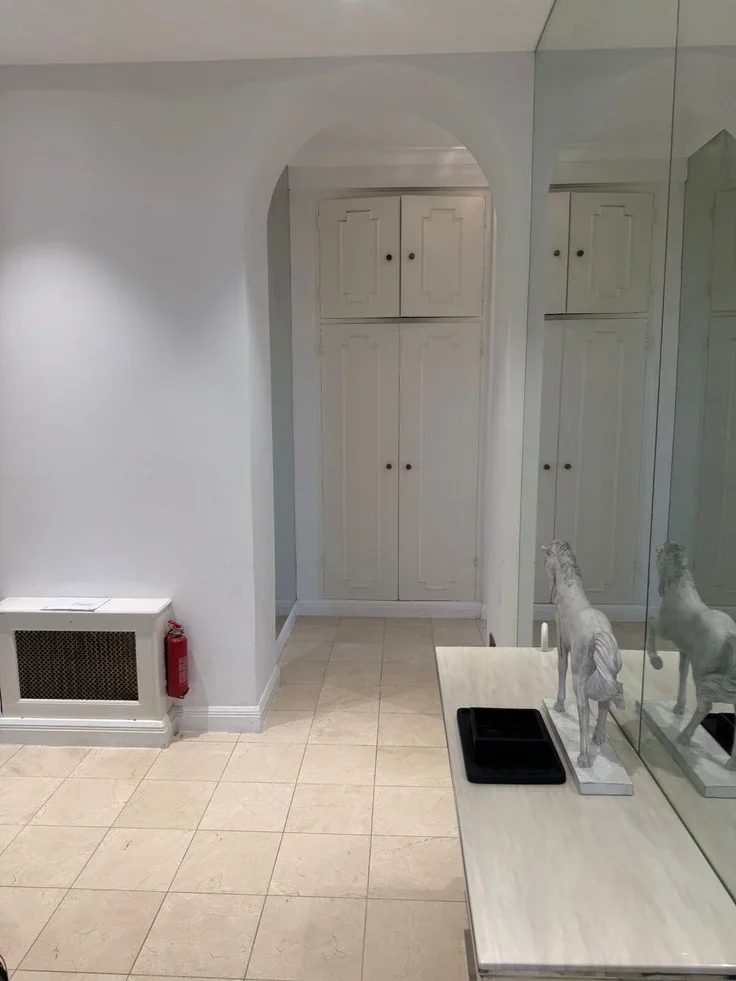 Flat Lowndes Square in Greater London