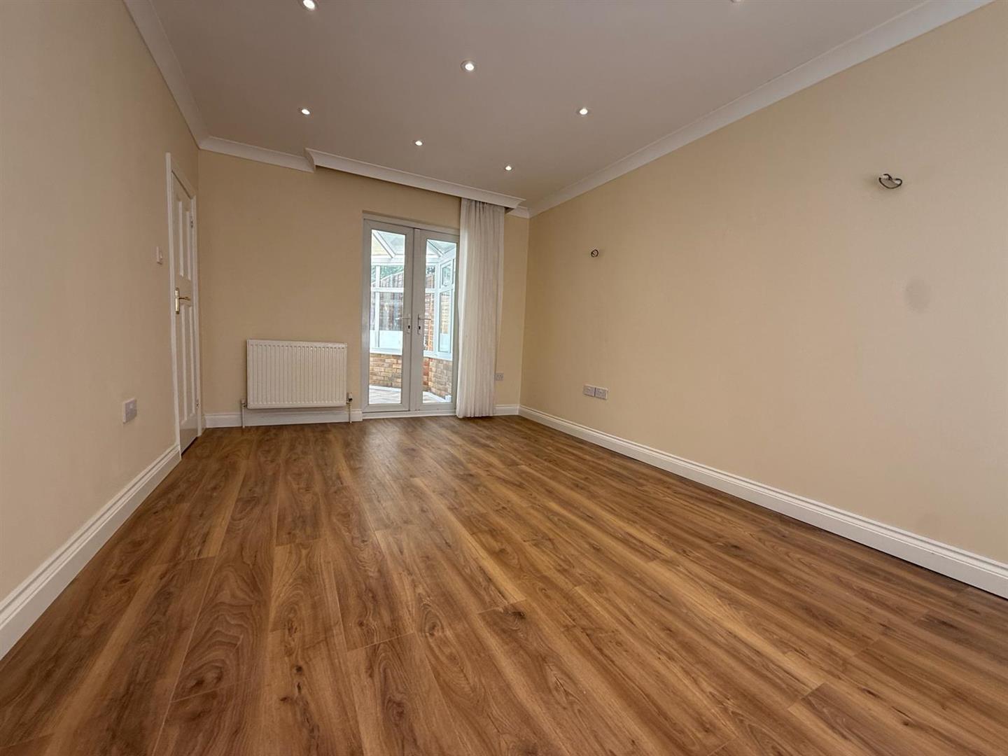 House Sturgess Avenue in Greater London
