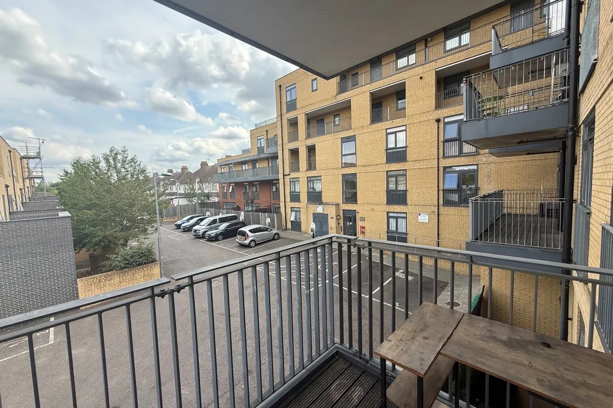 Flat Bowes Road in Greater London