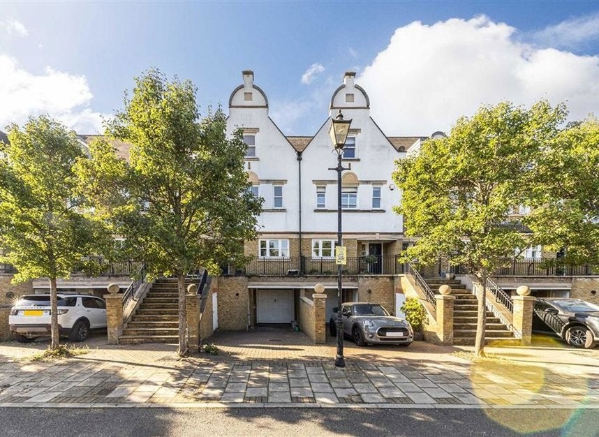 House Admiralty Way in Greater London