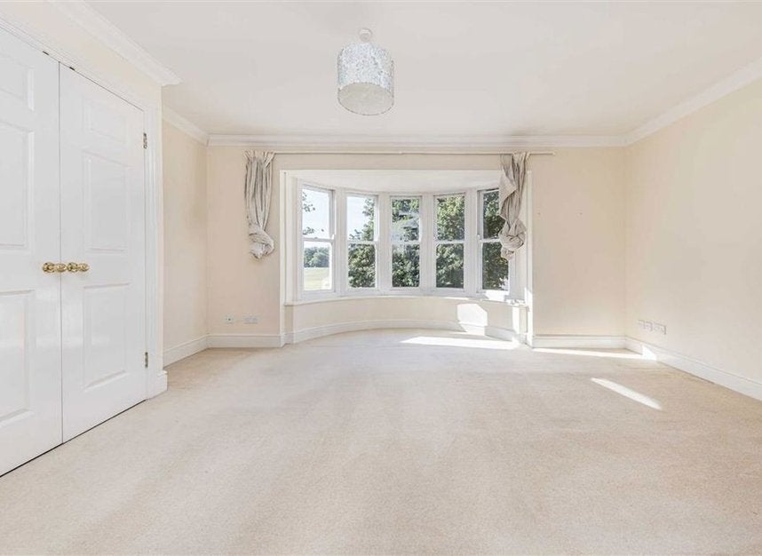 House Admiralty Way in Greater London