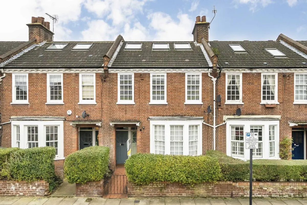 Flat Swaby Road in Greater London