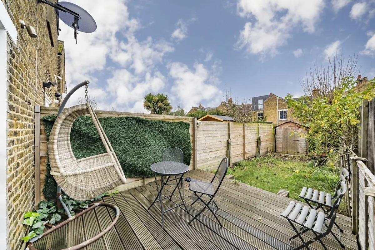 Flat Swaby Road in Greater London