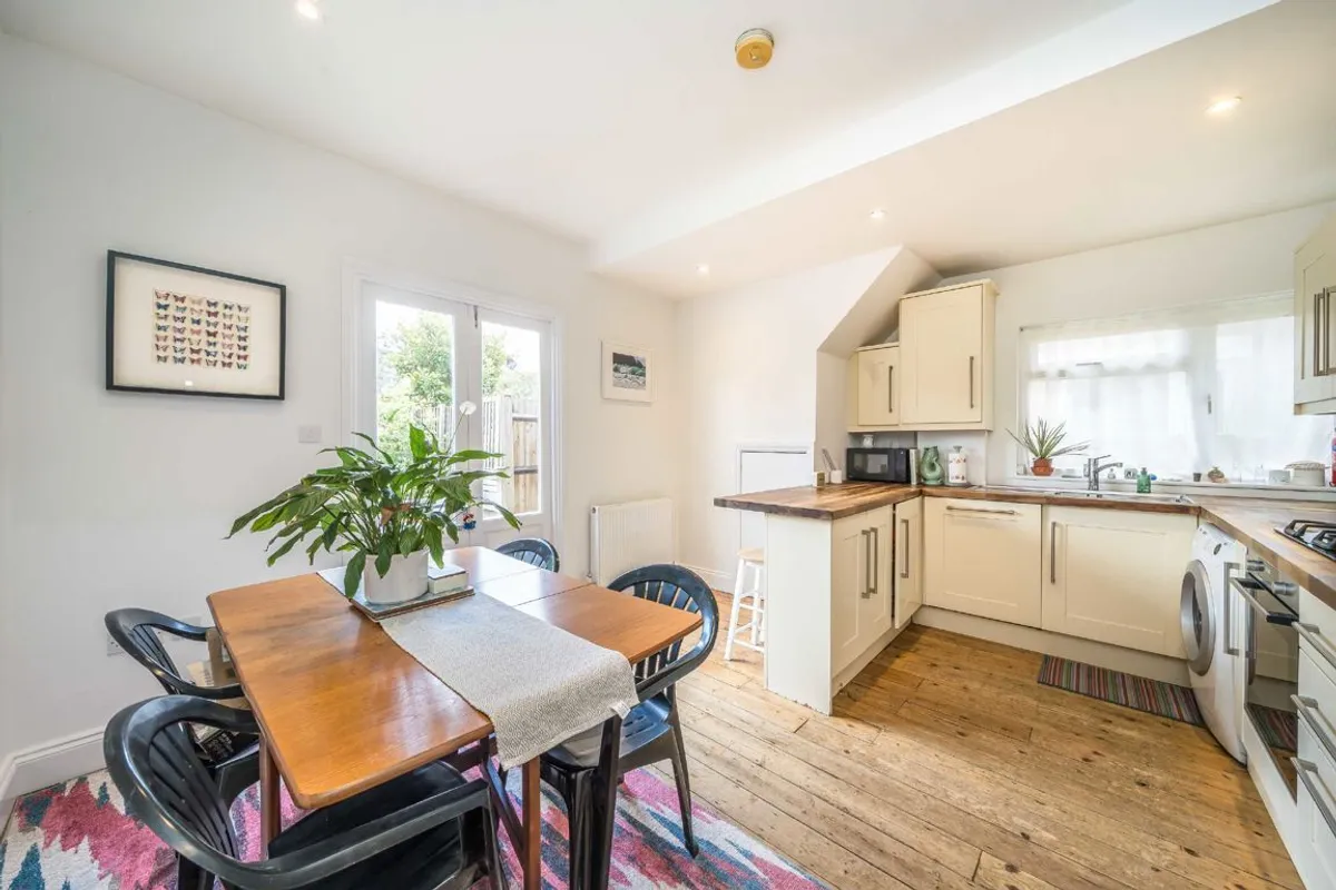 Flat Swaby Road in Greater London