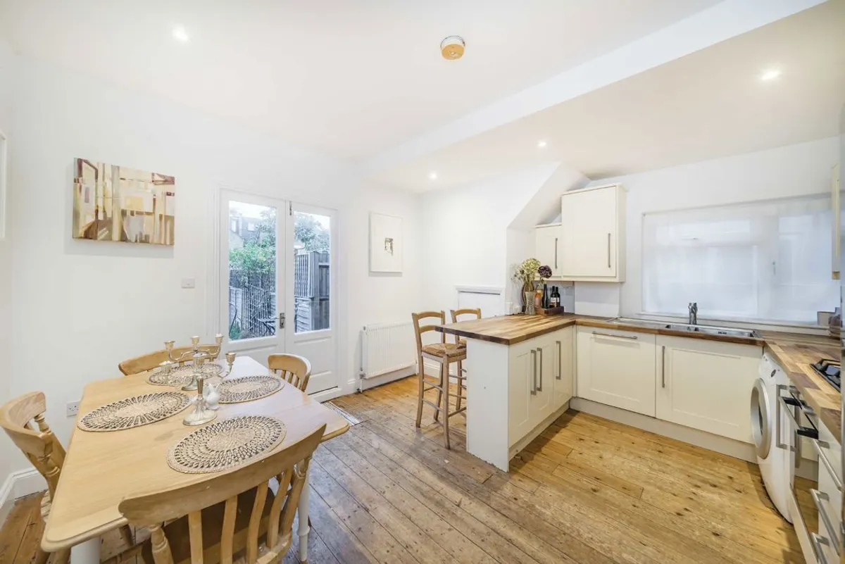 Flat Swaby Road in Greater London