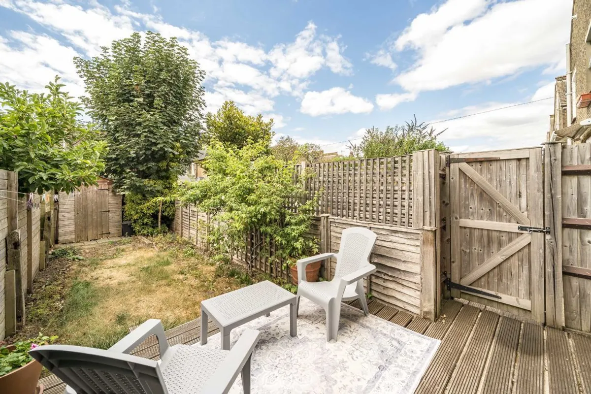 Flat Swaby Road in Greater London