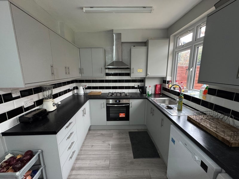 Room Avenue Road in Greater London