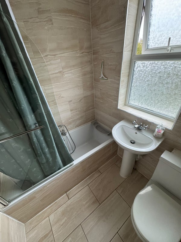 Room Avenue Road in Greater London