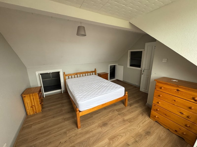 Room Avenue Road in Greater London