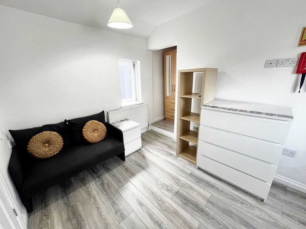 Room Lythalls Lane in Coventry