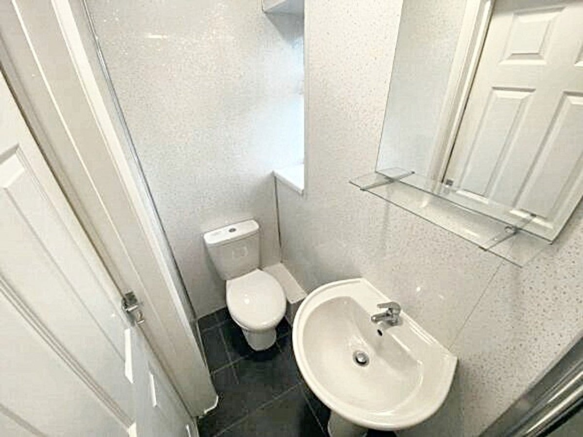 Room Lythalls Lane in Coventry