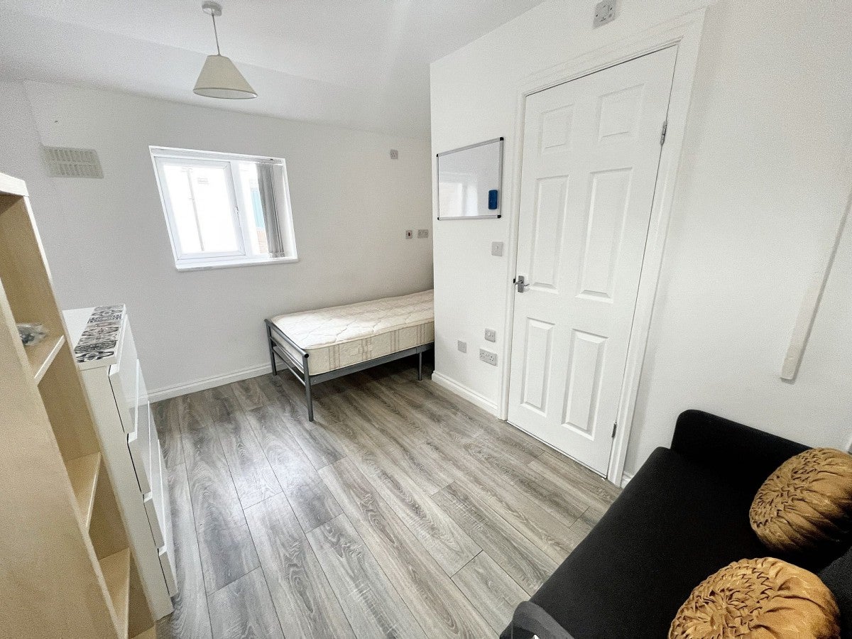 Room Lythalls Lane in Coventry