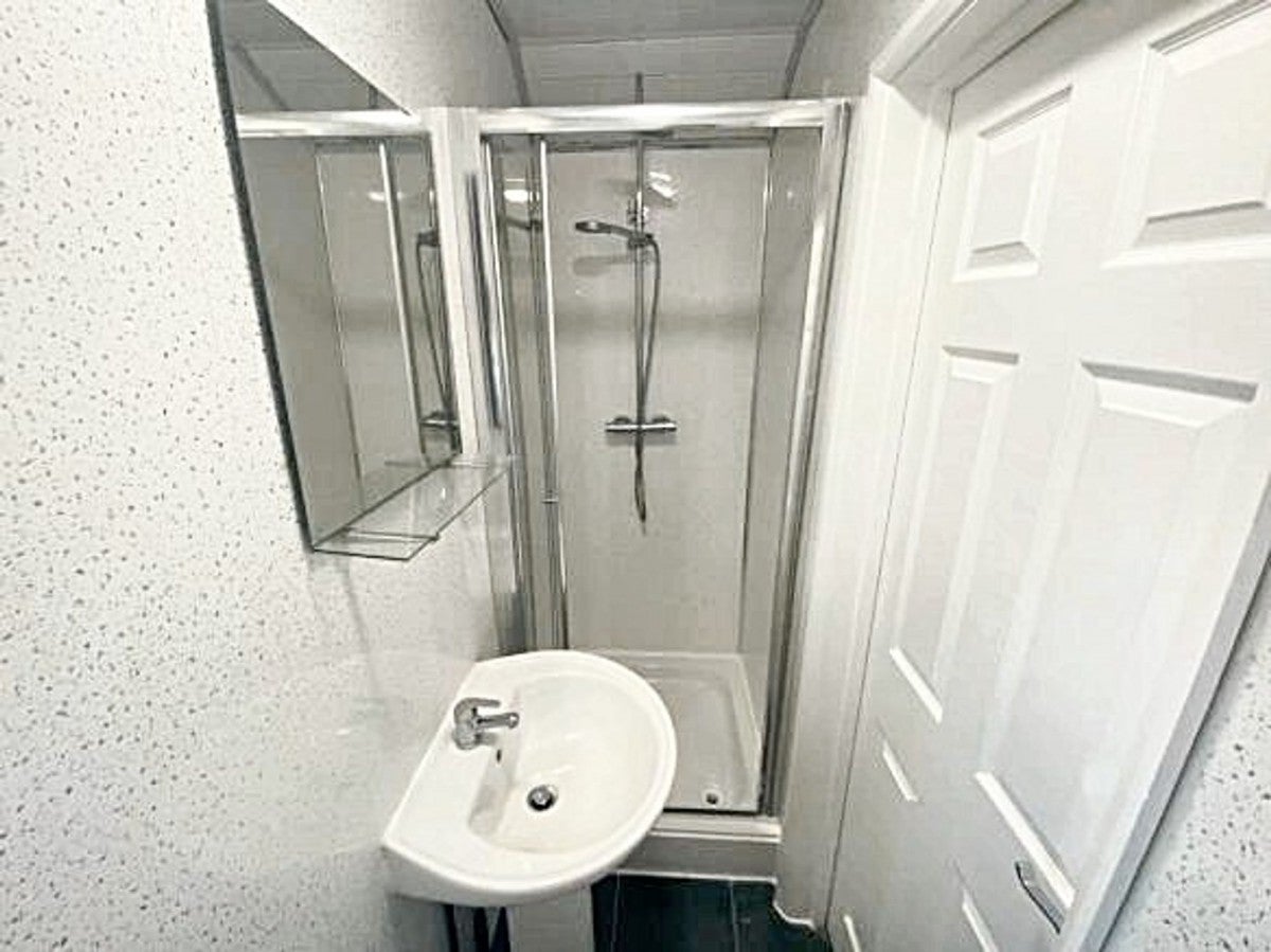 Room Lythalls Lane in Coventry