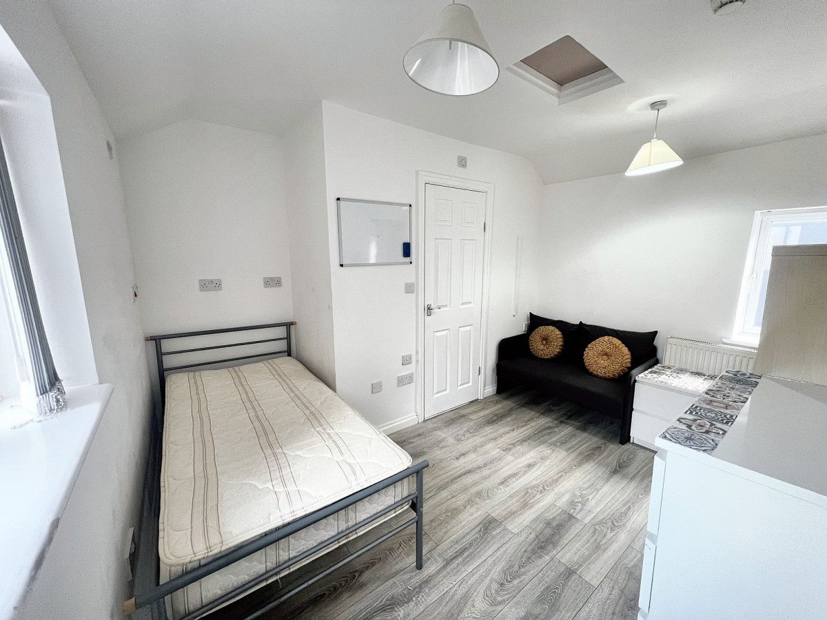 Room Lythalls Lane in Coventry