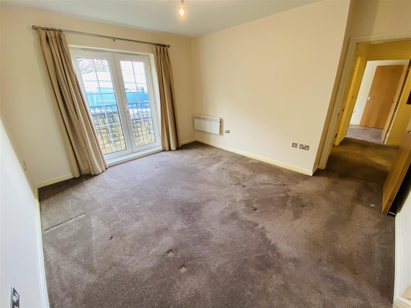 Flat Agincourt Drive in Bradford