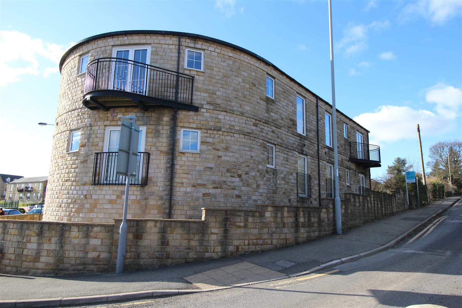 Flat Agincourt Drive in Bradford