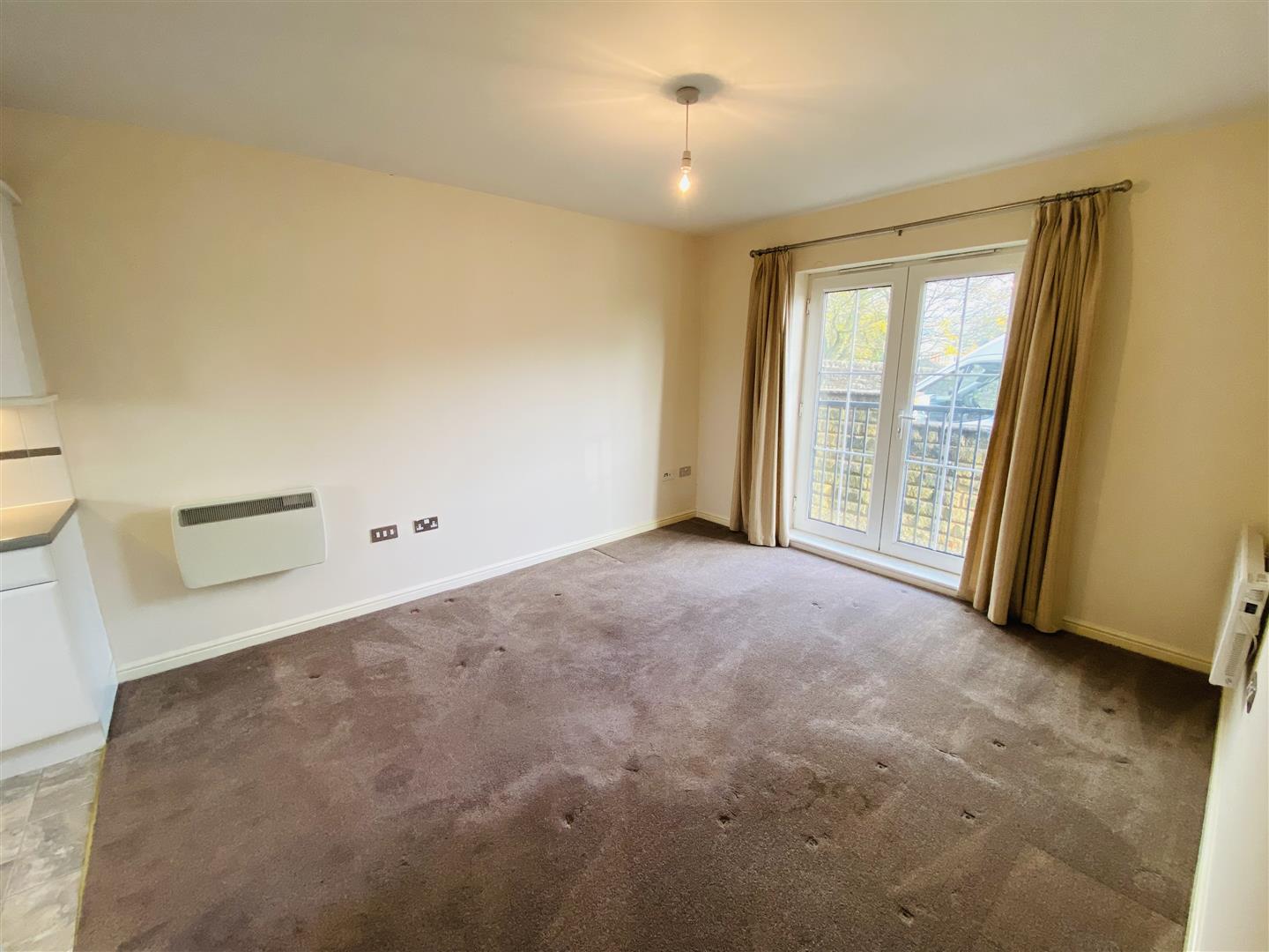 Flat Agincourt Drive in Bradford