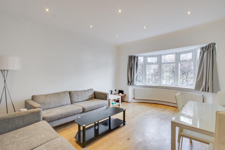 Flat Forres Gardens in Greater London