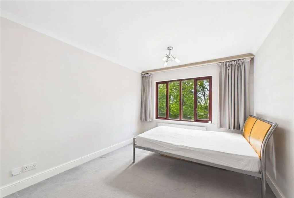 Flat Roxborough Park in Greater London