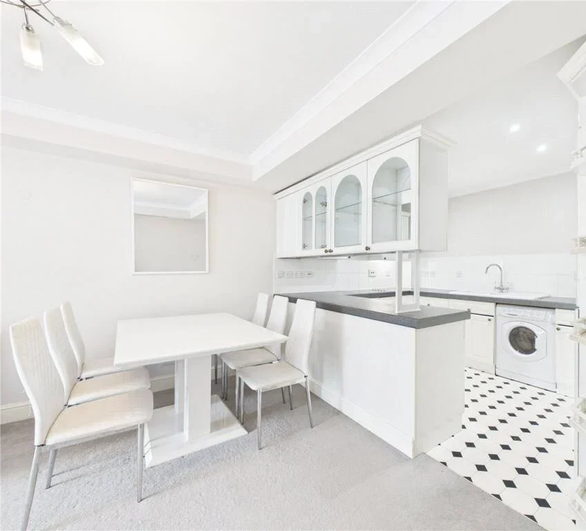 Flat Roxborough Park in Greater London