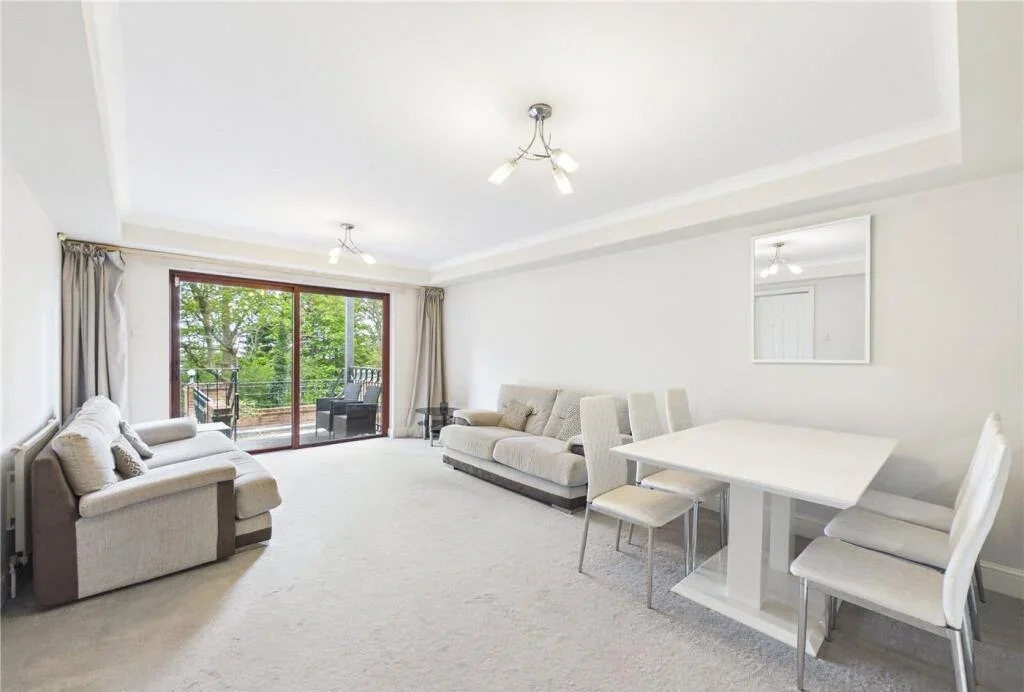 Flat Roxborough Park in Greater London