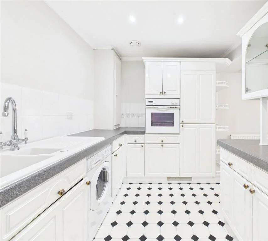Flat Roxborough Park in Greater London