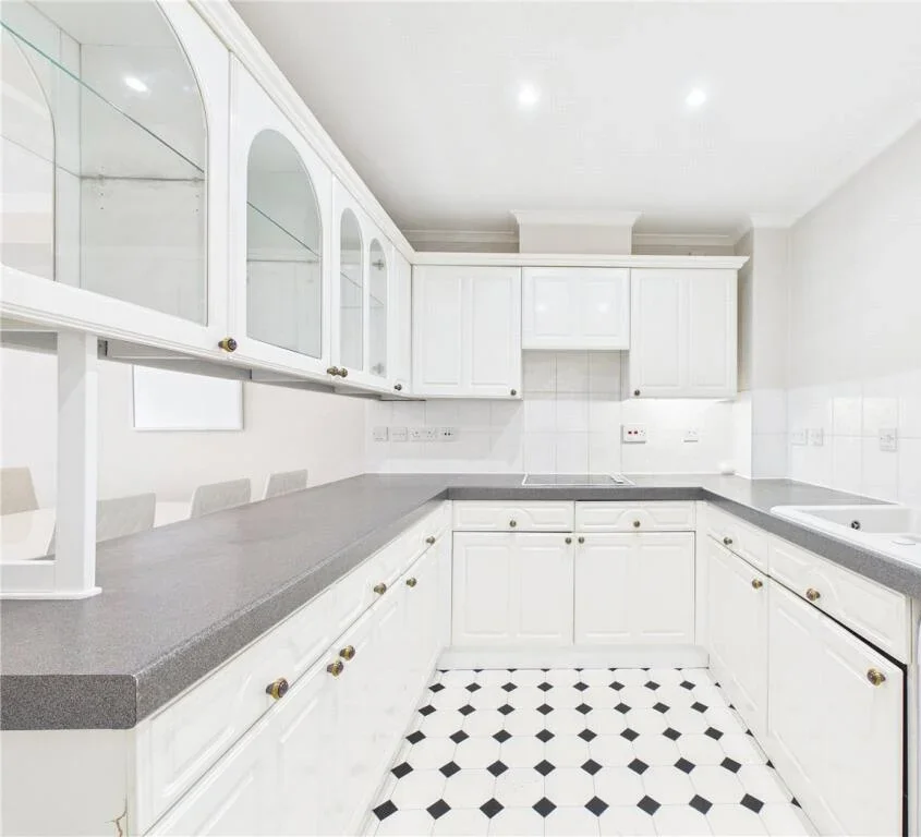 Flat Roxborough Park in Greater London