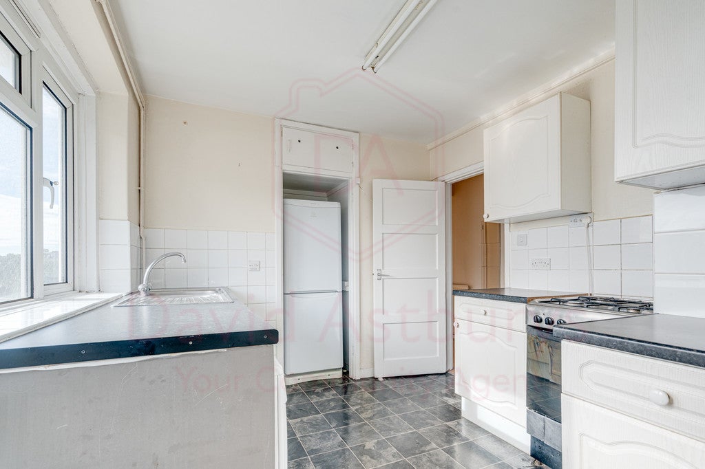 Flat Ballards Lane in Greater London