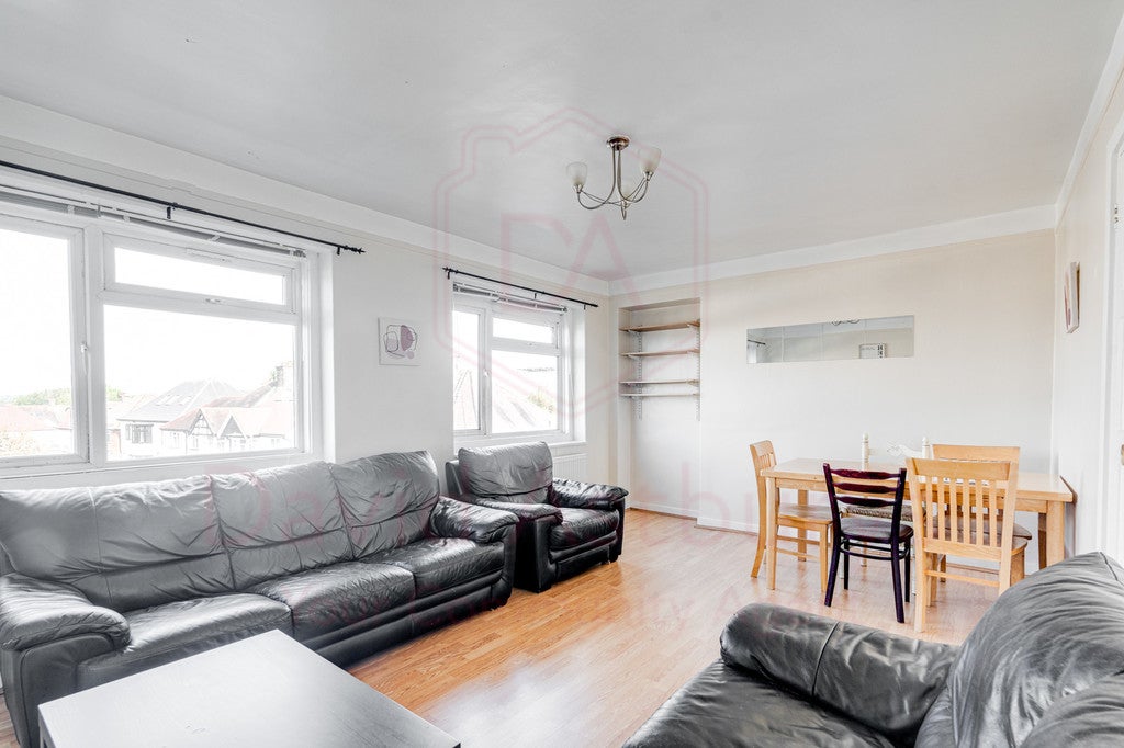 Flat Ballards Lane in Greater London