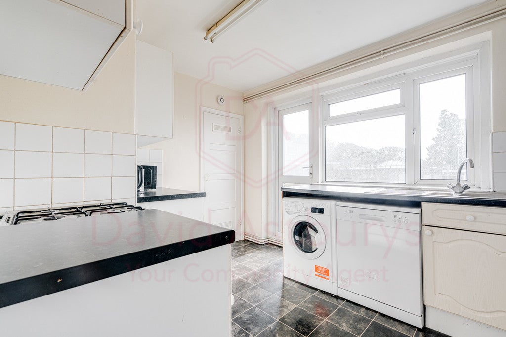 Flat Ballards Lane in Greater London
