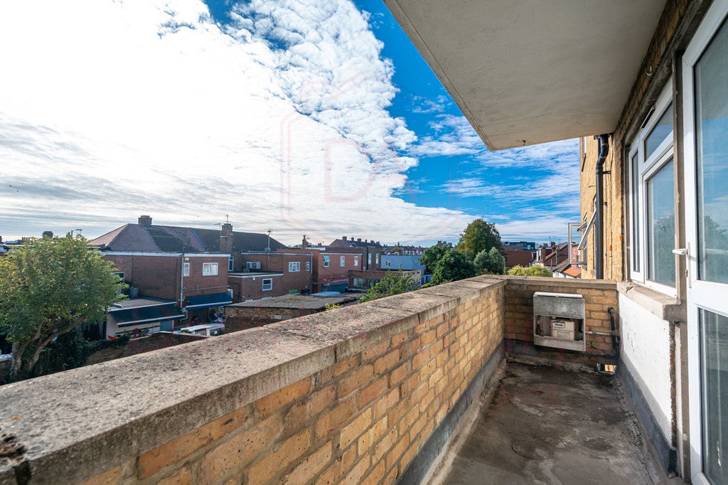 Flat Ballards Lane in Greater London
