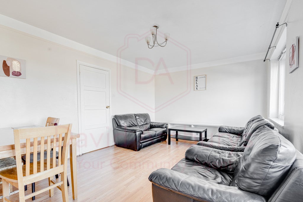 Flat Ballards Lane in Greater London