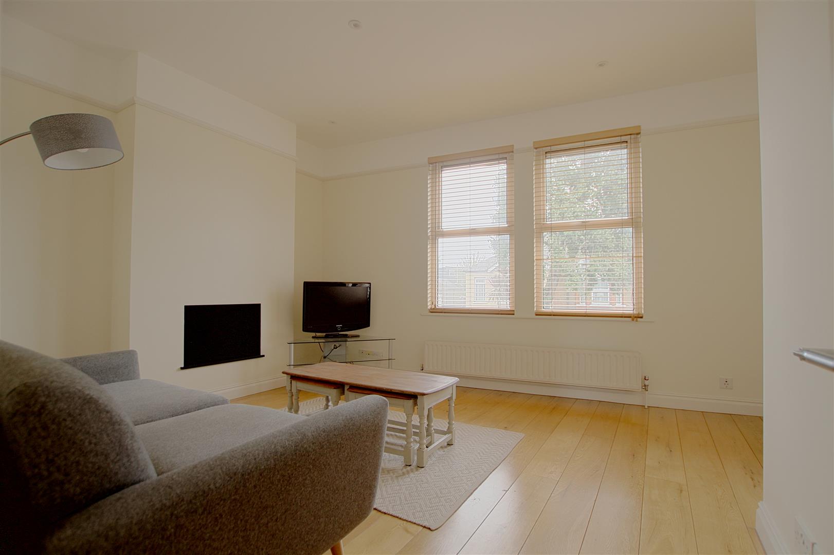 Flat Northfield Avenue in Greater London