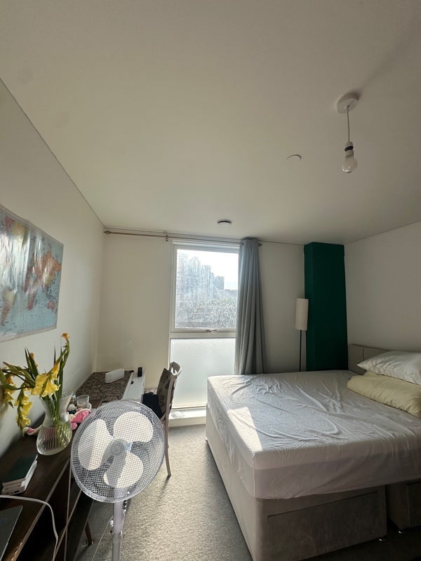 Room Australia Road in Greater London