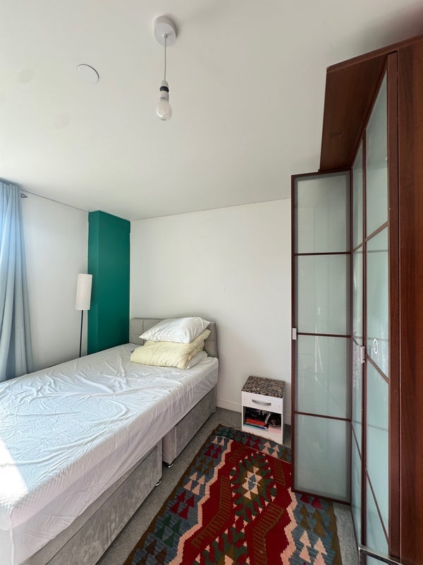 Room Australia Road in Greater London