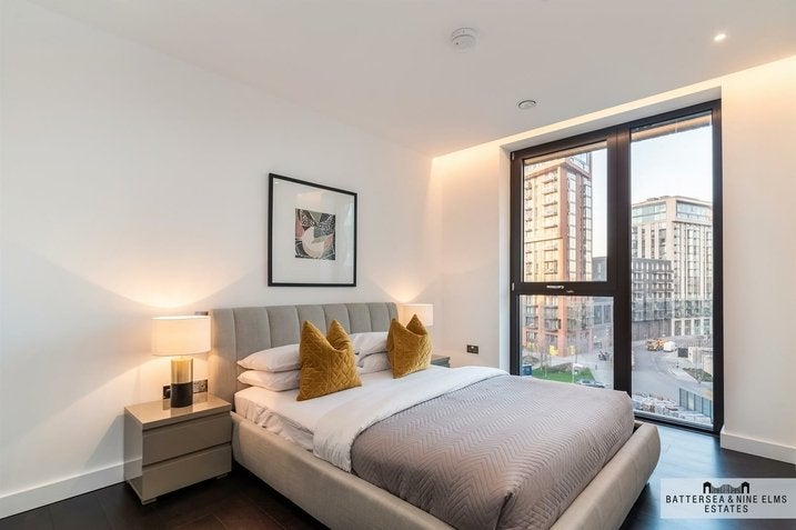 Flat Ponton Road in Greater London