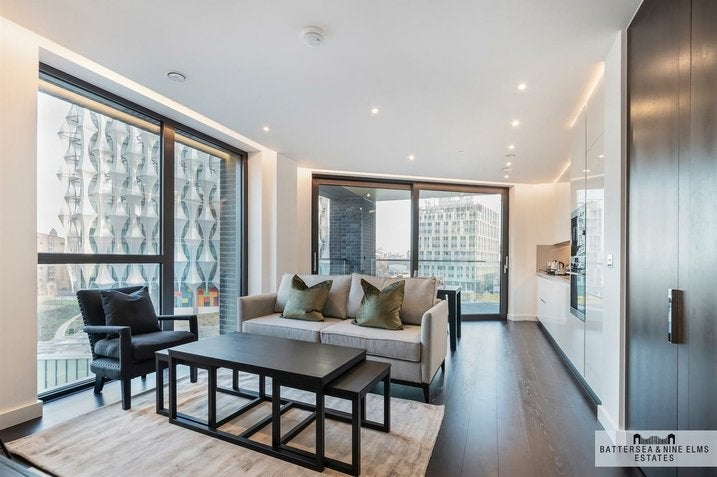 Flat Ponton Road in Greater London