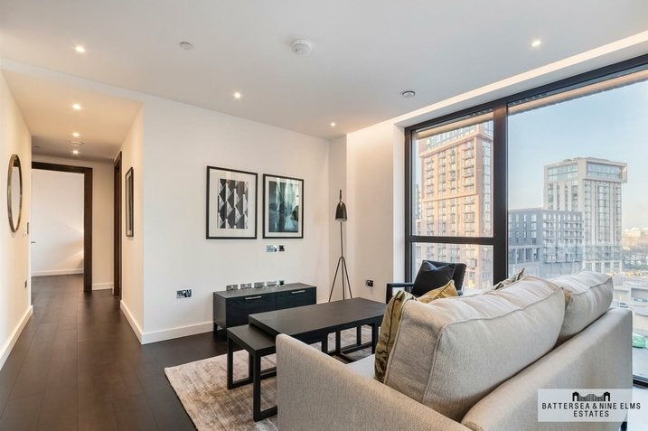 Flat Ponton Road in Greater London