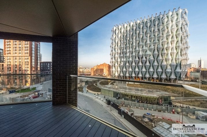 Flat Ponton Road in Greater London