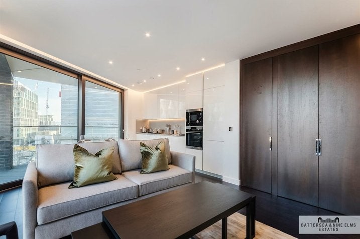 Flat Ponton Road in Greater London